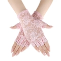 Dettaglio dei guanti in pizzo rosa senza dita con motivi floreali e bordo del polso a onde - Rosa
