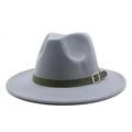 Dettaglio cappello fedora in lana grigia con cinturino in pelle intrecciata oliva e fibbia - M (56-58cm) / Grigio chiaro