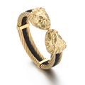 Bracciale rigido da uomo con testa di leone dorata e inserto in pelle nera intrecciata - Bracciale Aperto Testa di Leone (KB167192-KFC) / Oro