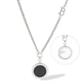 Collana lunga retrò argentata con pendente rotondo, intarsio nero e motivo lettera B - Color Acciaio
