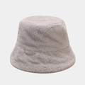 Détail montrant la texture douce en fausse fourrure du chapeau bob gris clair - M (56-58cm) / Chapeau Bob à Sommet Plat / Gris