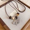 Détail du pendentif feuille de ginkgo argenté avec perles en bois sur cordon marron - Style Perlé de Feuille de Ginkgo Argenté / Argent-Brun Perlé