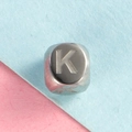Perle cube en acier inoxydable argenté avec lettre K gravée pour colliers et bracelets - Lettre K
