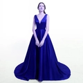Dettaglio dell'abito da sera in raso blu reale con scollo a V e gonna svasata elegante - Taglia US 2 (S) / Blu