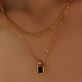 Detailansicht der zweilagigen Goldkette mit einem Vintage schwarzen rechteckigen Anhänger - Titanstahl / Gold
