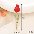 Detailansicht der Tulpenbrosche mit roten Kristallen, Perlen und Goldstiel, 7cm Höhe - D046 Langer Stab Rote Rose