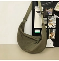 Détail du sac dumpling en nylon vert foncé avec texture froissée et tirette tissée - Vert