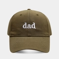 Dettaglio del ricamo bianco 'dad' sul cappellino da baseball in cotone verde oliva - Regolabile / Verde Militare