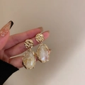 Detail of French vintage pearl earrings with textured gold metal and resin drops - White Geometric