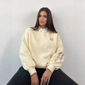 Oversized κρεμ φούτερ με κόκκινο λογότυπο και χαλαρή εφαρμογή με πεσμένους ώμους - S / Βερυκοκκί (Fleece)