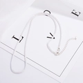 Minimalistische S925 Sterlingsilber Halskette mit Karabinerverschluss auf weißem Grund - Silber