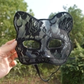 Elegante schwarze Spitzen-Katzenmaske für Halloween-Cosplay mit Schnurrhaaren und Blumenmuster - Schwarz