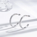 Orecchini minimalisti a forma di C in acciaio inossidabile con micro strass su sfondo bianco - Base Argento Pietra Bianca