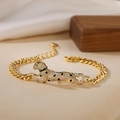 Bracciale a catena cubana placcato oro con testa di leopardo e zirconi bianchi e verdi - 31598
