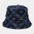 Detailansicht des blauen Denim-Fischerhuts mit ausgefransten Kanten und Stern-Patchwork - M (56-58cm) / Dunkelblau