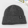 Bonnet d'hiver pour hommes en gris foncé tricoté avec mélange de laine et logo de marque - gris foncé