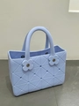 Borsa mare in EVA lavanda con motivo geometrico a triangoli e dettagli floreali sui manici - Azzurro