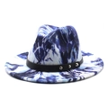 Detail eines blau-weißen Fedora-Hutes mit schwarzem Lederband und silbernen Nieten - M (56-58cm) / Blau-Weißer Künstlerischer Tie-Dye Stil (03)