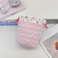 Detailansicht der rosa gesteppten Aufbewahrungstasche mit floralem Kordelzugverschluss - Crinkle-Herz hellrosa