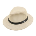 Vue détaillée d'un chapeau de jazz d'été en maille respirante avec une bande noire décorative - M / Beige