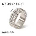 Anello in acciaio argento largo 8mm con trama martellata e pavé di cristalli bianchi - Stile Pavé con Trama a Onde Argentato (NB-R24015-S)