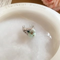 Detalle macro de anillo ajustable de plata vintage con pétalos de flores verde claro - Estilo Floral Verde Claro (HR2616)