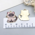 Detailed size measurement of a Siamese cat enamel pendant next to a metric ruler - 1 Piece / Coffee/Siamese