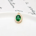 Makroaufnahme von ovalem grünem Kristallanhänger mit weißem Zirkonia-Heiligenschein - Oval Grün / 11*15mm