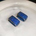 Dettaglio del pavé di zirconi blu su orecchini rettangolari a doppio strato a forma di U - Stile Rettangolare (HE30553)
