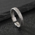 Anillo ajustable minimalista de acero inoxidable plateado con textura irregular - Talla única / Color Acero