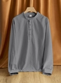 Détail du col et de la texture du tissu en mélange de lin de cette chemise grise homme - S / Gris
