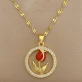 Vista macro dettagliata di una collana circolare d'oro con tulipano rosso e zirconi lucidi - Stile pendente rotondo tulipano rosso (catena in acciaio al titanio F530 pendente micro-intarsiato in rame)