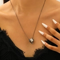 Gothic schedel hand hanger ketting met witte steen op zwart kant achtergrond - Gun Black Halsketting (WG-1092)