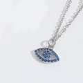 Makro-Detail des silbernen Evil-Eye-Anhängers mit blauer Zirkonia-Pavé-Fassung - Silbernes Königsblaues Zirkon Böses Auge