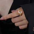 Goldener gedrehter Croissant-Ring mit großem eckigem Zirkon an der Frauenhand - US 6 / Klarer Glasstein Gold-Stil (A504)