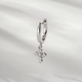 Pendiente de aro plateado con colgante de cruz y gemas transparentes - Estilo de Cruz de Diamantes Completo (A874-4)