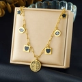 Dettaglio della collana in acciaio placcato oro con stelle nere e medaglie di San Benedetto - Stile Medaglia di San Benedetto e Stella (N3780)