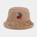 Detail van een zachte pluche vissershoed in camel met geborduurde rode kersen - M(56-58cm) / Khaki