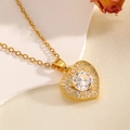 Collana a cuore in acciaio dorato con zirconi pavé su sfondo di seta calda - Stile Cuore Pavé con Zirconia Principale Oro (T026)