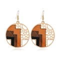 Geometrische Holzohrringe mit runden Goldmetallrahmen und braunem Patchwork-Muster - Modell 8 (Hohles Rund-Patchwork)