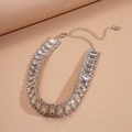 Luxuriöses silbernes Choker-Halsband mit rechteckigen Kristallen auf beigem Grund - Silber