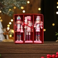 Drei rosa Nussknacker-Holzfiguren in roter Geschenkbox mit festlicher Weihnachtsdeko - Rosa Nussknacker 3er Set