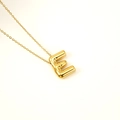 Collier en acier inoxydable plaqué or 18 carats avec pendentif lettre E bombée - Lettre E(S-P062-E)
