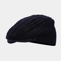Dettaglio ravvicinato del berretto in maglia a trecce blu scuro con visiera corta invernale - Blu navy