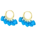 Détail de boucles d'oreilles créoles dorées avec plusieurs breloques cœur bleues - Bleu
