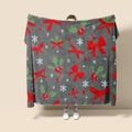 Vista completa de manta de franela navideña gris con lazos rojos y hojas de acebo - Estilo 30 (Lazo Gris de Navidad)