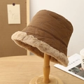 Detail eines braunen gesteppten Anglerhuts mit Plüschrand und floraler Stickerei - M (56-58cm) / Khaki