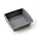 Molde cuadrado de silicona gris para pasteles y pan sobre un fondo blanco limpio - Molde de Pastel Cuadrado