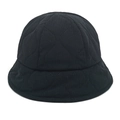 Vista de primer plano del sombrero bucket negro acolchado con detalles de costura de rombos - M (56-58cm) / Negro