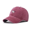 Primer plano del bordado de perro en la gorra de béisbol de algodón granate lavado - Ajustable / Burdeos